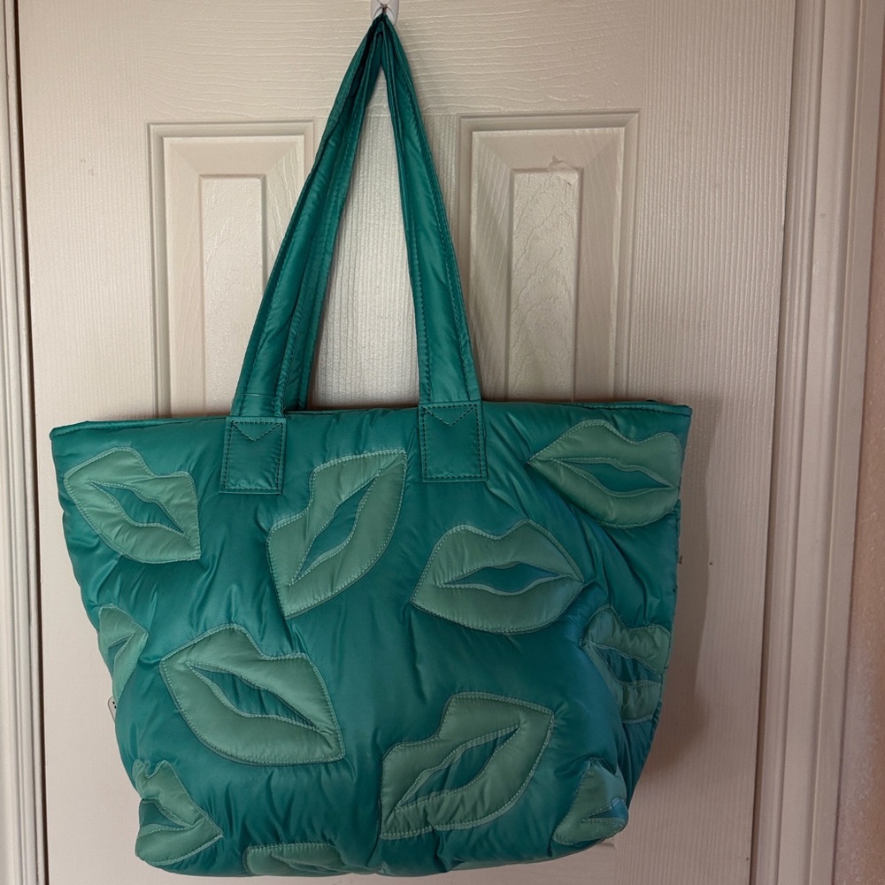 🦊👄🦊 WILDFOX LIPS QUILTED MINT GREEN PUFFY TOTE BAG 🦊👄🦊 NWT 🦊👄🦊 - Picture 2 of 16